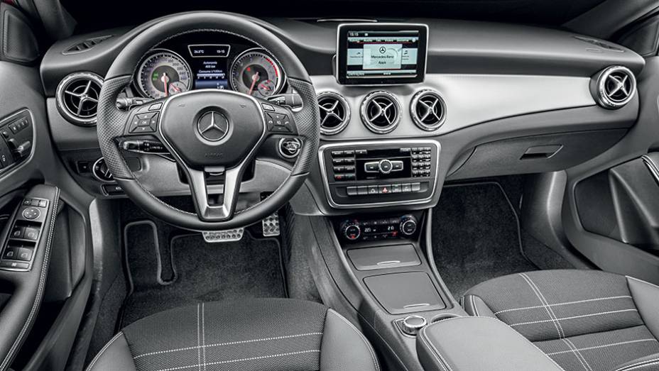 Para que o painel do GLA tivesse um visual diferente do instalado no Classe A, a Mercedes providenciou uma faixa central de alumínio | <a href="https://preprod.quatrorodas.abril.com.br/carros/testes/mercedes-benz-gla-200-809255.shtml" rel="migration">Leia mais</a>