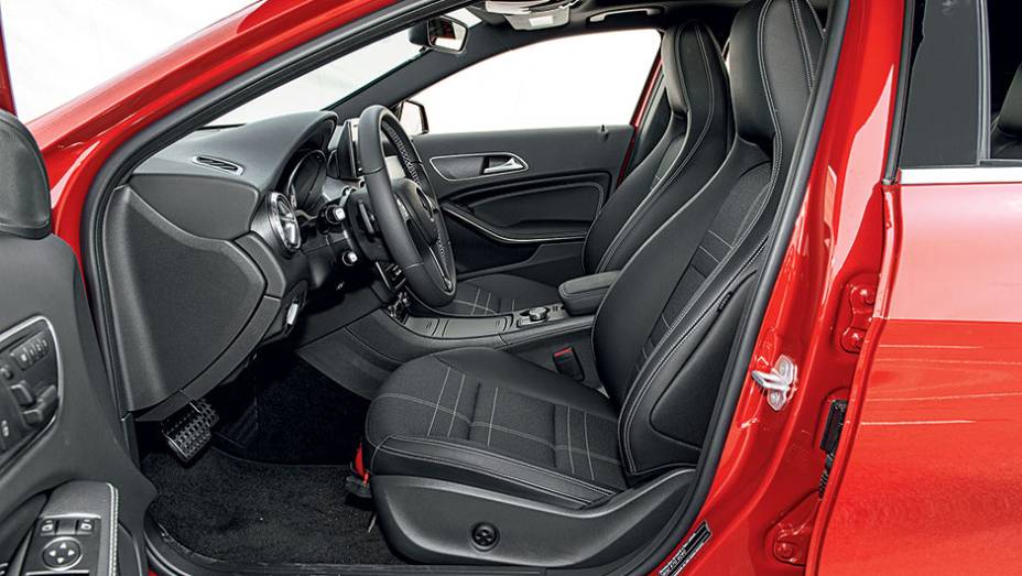 O assento do motorista tem ajustes el&eacute;tricos | <a href="https://preprod.quatrorodas.abril.com.br/carros/testes/mercedes-benz-gla-200-809255.shtml" rel="migration">Leia mais</a>