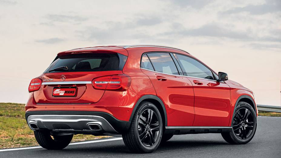 Aerof&oacute;lio no teto ajuda a melhorar o rendimento do GLA na estrada | <a href="https://preprod.quatrorodas.abril.com.br/carros/testes/mercedes-benz-gla-200-809255.shtml" rel="migration">Leia mais</a>