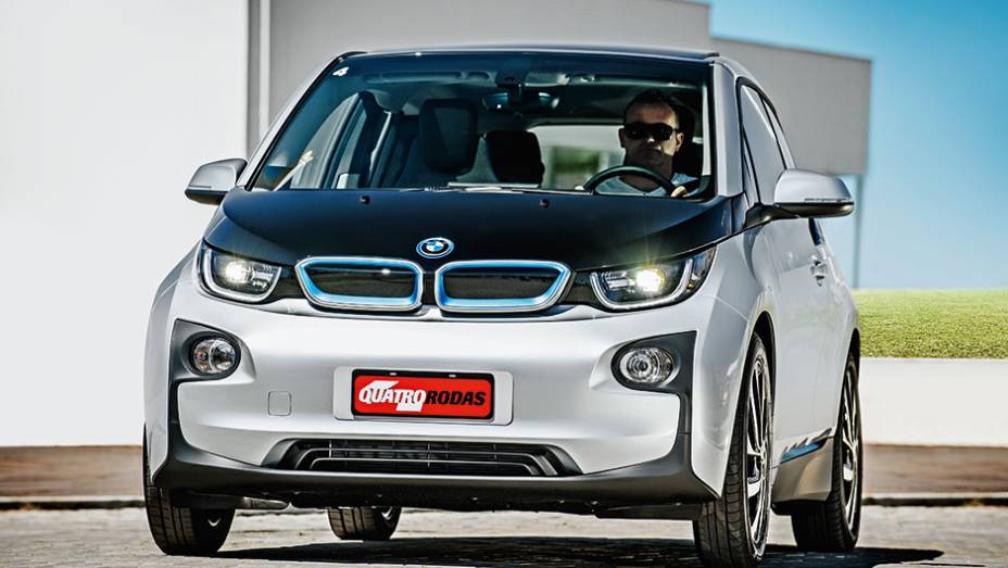 Sem radiador, o i3 tem s&oacute; uma refer&ecirc;ncia de grade dianteira | <a href="https://preprod.quatrorodas.abril.com.br/carros/impressoes/bmw-i3-809257.shtml" target="_blank" rel="migration">Leia mais</a>