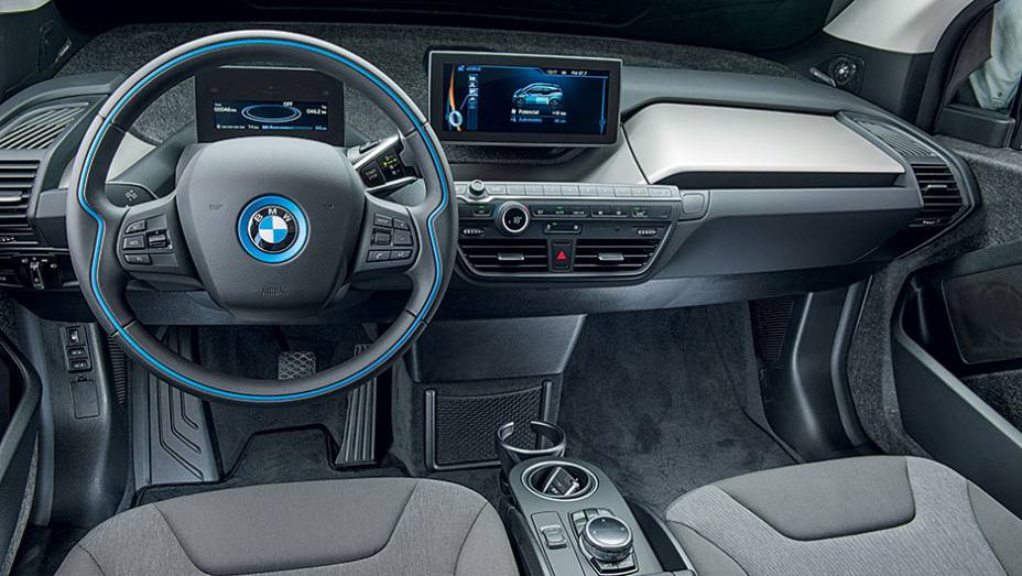 A BMW selecionou materiais leves e ambientalmente amig&aacute;veis. o pl&aacute;stico foi substitu&iacute;do por placas de Kenaf, uma fibra de origem vegetal | <a href="https://preprod.quatrorodas.abril.com.br/carros/impressoes/bmw-i3-809257.shtml" target="_blank" rel="migration">Leia mais</a>