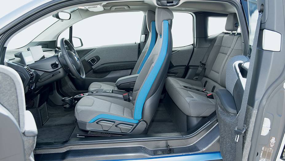 Acesso facilitado pelas portas-suicidas e pela pouca espessura dos bancos | <a href="https://preprod.quatrorodas.abril.com.br/carros/impressoes/bmw-i3-809257.shtml" target="_blank" rel="migration">Leia mais</a>