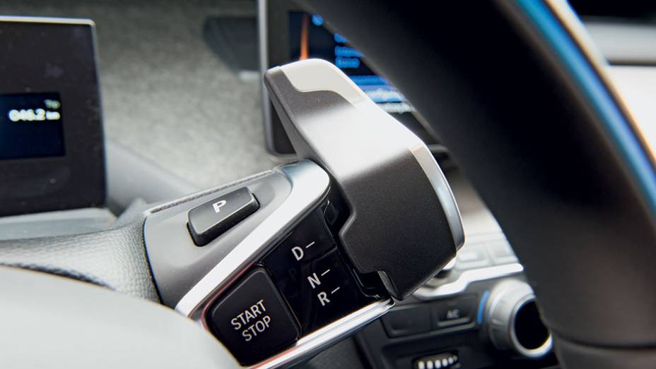 O c&acirc;mbio fica junto ao volante | <a href="https://preprod.quatrorodas.abril.com.br/carros/impressoes/bmw-i3-809257.shtml" target="_blank" rel="migration">Leia mais</a>
