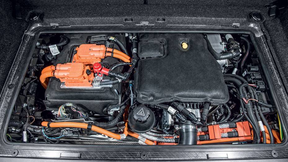 Motor el&eacute;trico tem 170 cv e o movido a gasolina gera 39 cv | <a href="https://preprod.quatrorodas.abril.com.br/carros/impressoes/bmw-i3-809257.shtml" target="_blank" rel="migration">Leia mais</a>