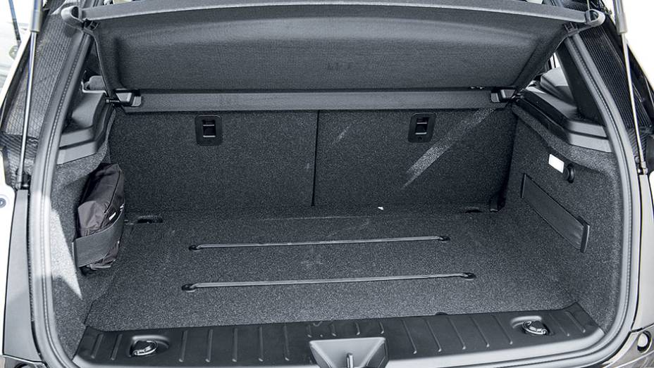 No porta-malas cabem 260 litros | <a href="https://preprod.quatrorodas.abril.com.br/carros/impressoes/bmw-i3-809257.shtml" target="_blank" rel="migration">Leia mais</a>
