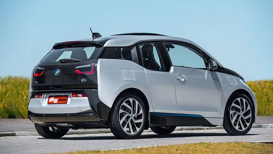 As lanternas embutidas foram inspiradas nos tablets | <a href="https://preprod.quatrorodas.abril.com.br/carros/impressoes/bmw-i3-809257.shtml" target="_blank" rel="migration">Leia mais</a>