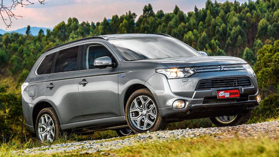 Outlander encara o off-road sem usar gasolina | <a href="https://preprod.quatrorodas.abril.com.br/carros/impressoes/mitsubishi-outlander-phev-809197.shtml" target="_blank" rel="migration">Leia mais</a>