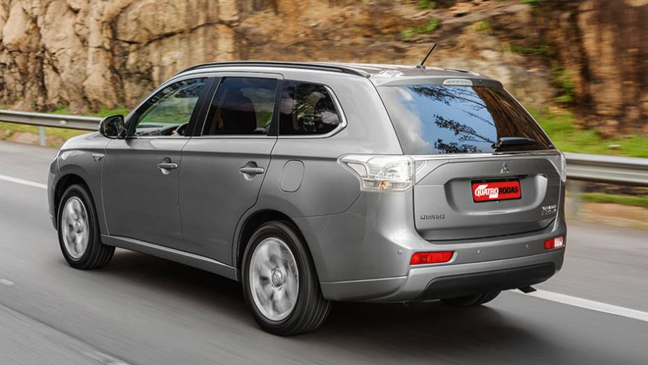 Visual do h&iacute;brido &eacute; quase igual ao convencional | <a href="https://preprod.quatrorodas.abril.com.br/carros/impressoes/mitsubishi-outlander-phev-809197.shtml" target="_blank" rel="migration">Leia mais</a>