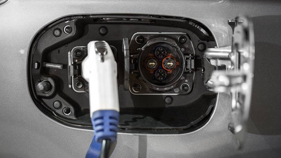 H&aacute; dois engates de carga: residencial e r&aacute;pido. Em 30 minutos, 80% da bateria pode ser recarregada | <a href="https://preprod.quatrorodas.abril.com.br/carros/impressoes/mitsubishi-outlander-phev-809197.shtml" target="_blank" rel="migration">Leia mais</a>