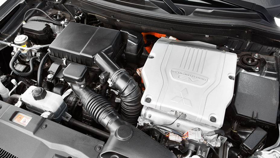 Motor 2.0 a gasolina é o mesmo do Lancer | <a href="https://preprod.quatrorodas.abril.com.br/carros/impressoes/mitsubishi-outlander-phev-809197.shtml" target="_blank" rel="migration">Leia mais</a>