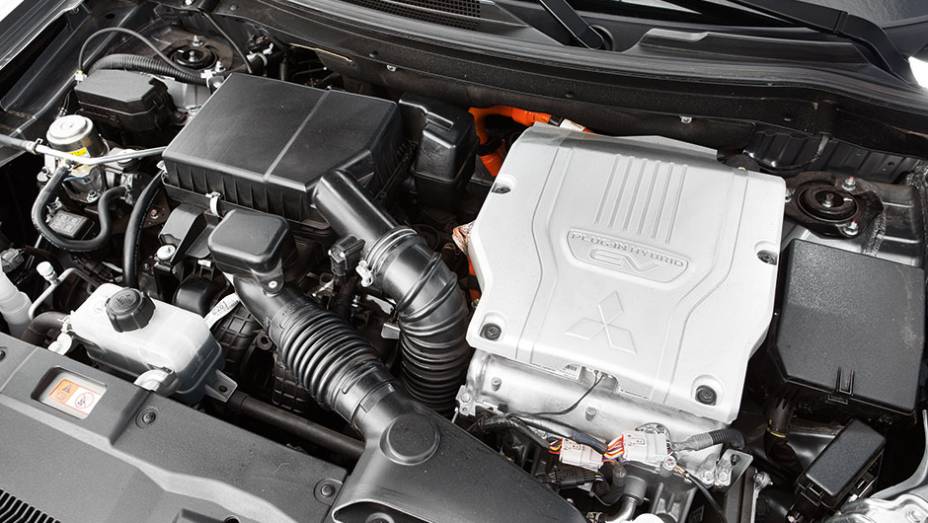 Motor 2.0 a gasolina &eacute; o mesmo do Lancer | <a href="https://preprod.quatrorodas.abril.com.br/carros/impressoes/mitsubishi-outlander-phev-809197.shtml" target="_blank" rel="migration">Leia mais</a>