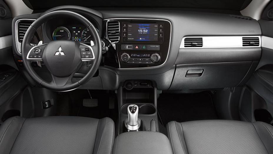 Tela do sistema multim&iacute;dia pode ser operada como um tablet | <a href="https://preprod.quatrorodas.abril.com.br/carros/impressoes/mitsubishi-outlander-phev-809197.shtml" target="_blank" rel="migration">Leia mais</a>
