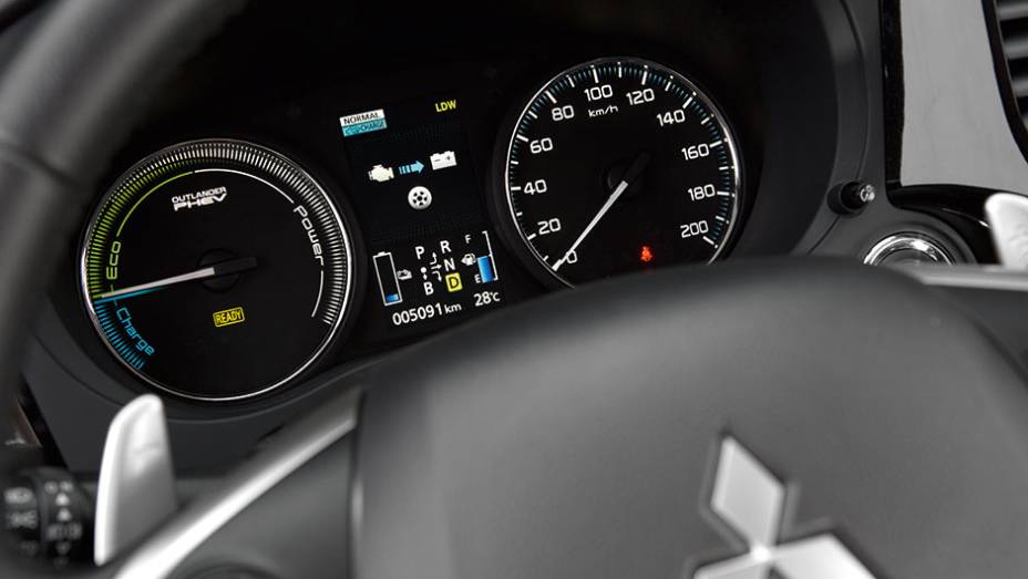 Quadro de alta defini&ccedil;&atilde;o indica o n&iacute;vel de carga da bateria | <a href="https://preprod.quatrorodas.abril.com.br/carros/impressoes/mitsubishi-outlander-phev-809197.shtml" target="_blank" rel="migration">Leia mais</a>