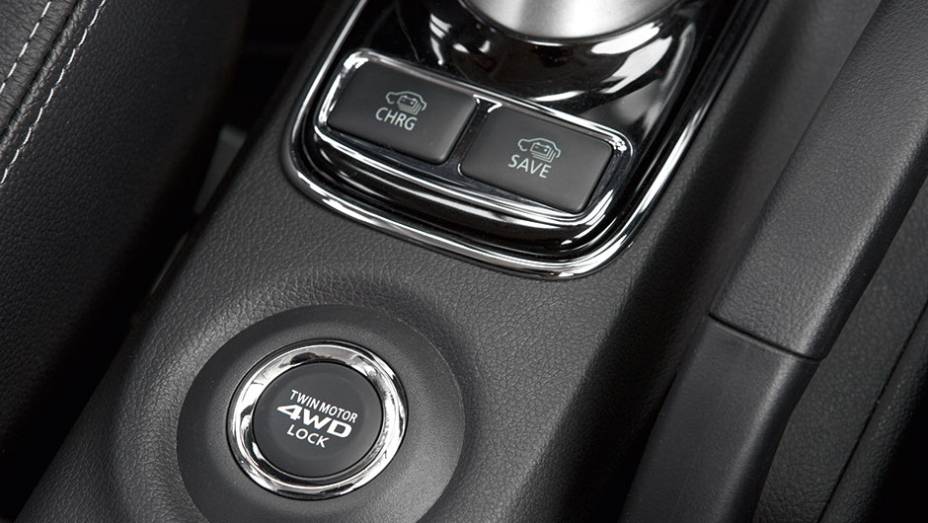 Bot&atilde;o aciona a tra&ccedil;&atilde;o 4x4 | <a href="https://preprod.quatrorodas.abril.com.br/carros/impressoes/mitsubishi-outlander-phev-809197.shtml" target="_blank" rel="migration">Leia mais</a>