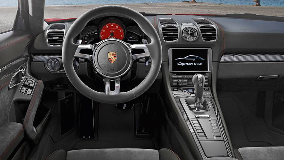 Console central elevado reforça a sensação de cockpit | <a href="https://preprod.quatrorodas.abril.com.br/carros/impressoes/quarteto-porsche-809637.shtml" target="_blank" rel="migration">Leia mais</a>