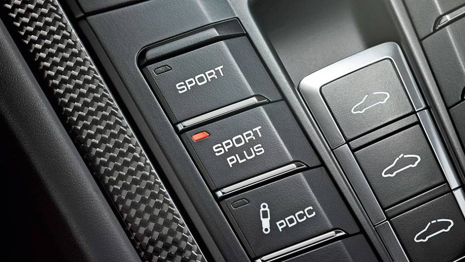 Controle de largada funciona com o modo Sport Plus ativo | <a href="https://preprod.quatrorodas.abril.com.br/carros/impressoes/quarteto-porsche-809637.shtml" target="_blank" rel="migration">Leia mais</a>