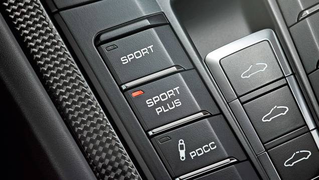 Controle de largada funciona com o modo Sport Plus ativo | <a href="https://preprod.quatrorodas.abril.com.br/carros/impressoes/quarteto-porsche-809637.shtml" target="_blank" rel="migration">Leia mais</a> Controle de largada funciona com o modo Sport Plus ativo | <a href="https://preprod.quatrorodas.abril.com.br/carros/impressoes/quarteto-porsche-809637.shtml" target="_blank" rel="migration">Leia mais</a>