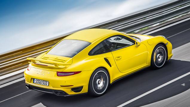 Quase tão dócil como um sedã. Diabólico como um Lamborghini | <a href="https://preprod.quatrorodas.abril.com.br/carros/impressoes/quarteto-porsche-809637.shtml" target="_blank" rel="migration">Leia mais</a> Quase tão dócil como um sedã. Diabólico como um Lamborghini | <a href="https://preprod.quatrorodas.abril.com.br/carros/impressoes/quarteto-porsche-809637.shtml" target="_blank" rel="migration">Leia mais</a>