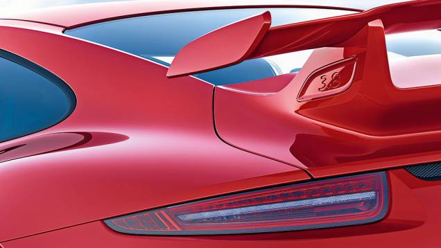 Aerofólio com a cilindrada do motor (3.8): só o GT3 tem | <a href="https://preprod.quatrorodas.abril.com.br/carros/impressoes/quarteto-porsche-809637.shtml" target="_blank" rel="migration">Leia mais</a> Aerofólio com a cilindrada do motor (3.8): só o GT3 tem | <a href="https://preprod.quatrorodas.abril.com.br/carros/impressoes/quarteto-porsche-809637.shtml" target="_blank" rel="migration">Leia mais</a>