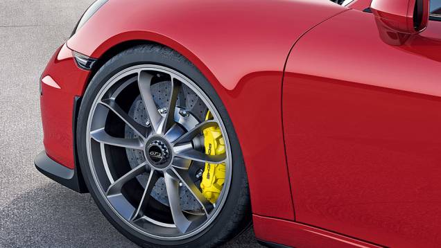 Opcional de pista: porca única, do tipo cubo rápido | <a href="https://preprod.quatrorodas.abril.com.br/carros/impressoes/quarteto-porsche-809637.shtml" target="_blank" rel="migration">Leia mais</a> Opcional de pista: porca única, do tipo cubo rápido | <a href="https://preprod.quatrorodas.abril.com.br/carros/impressoes/quarteto-porsche-809637.shtml" target="_blank" rel="migration">Leia mais</a>