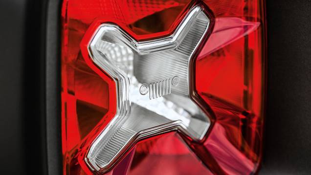 Na lanterna, farol e grade do Willys | <a href="https://preprod.quatrorodas.abril.com.br/carros/impressoes/jeep-renegade-808905.shtml" target="_blank" rel="migration">Leia mais</a> Na lanterna, farol e grade do Willys | <a href="https://preprod.quatrorodas.abril.com.br/carros/impressoes/jeep-renegade-808905.shtml" target="_blank" rel="migration">Leia mais</a>