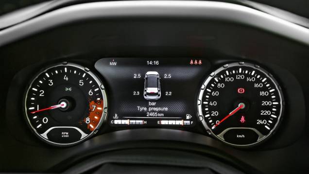 Desenho de terra na faixa de alto giro. A tela central vem só nas versões top | <a href="https://preprod.quatrorodas.abril.com.br/carros/impressoes/jeep-renegade-808905.shtml" target="_blank" rel="migration">Leia mais</a> Desenho de terra na faixa de alto giro. A tela central vem só nas versões top | <a href="https://preprod.quatrorodas.abril.com.br/carros/impressoes/jeep-renegade-808905.shtml" target="_blank" rel="migration">Leia mais</a>