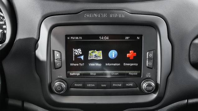 Sobre a moldura da central multimídia, a homenagem ao primeiro Jeep | <a href="https://preprod.quatrorodas.abril.com.br/carros/impressoes/jeep-renegade-808905.shtml" target="_blank" rel="migration">Leia mais</a> Sobre a moldura da central multimídia, a homenagem ao primeiro Jeep | <a href="https://preprod.quatrorodas.abril.com.br/carros/impressoes/jeep-renegade-808905.shtml" target="_blank" rel="migration">Leia mais</a>