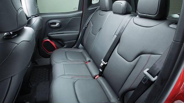 Capricho e desenho original até em revestimentos de portas e bancos | <a href="https://preprod.quatrorodas.abril.com.br/carros/impressoes/jeep-renegade-808905.shtml" target="_blank" rel="migration">Leia mais</a> Capricho e desenho original até em revestimentos de portas e bancos | <a href="https://preprod.quatrorodas.abril.com.br/carros/impressoes/jeep-renegade-808905.shtml" target="_blank" rel="migration">Leia mais</a>