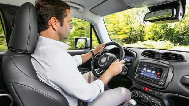 Achar uma boa posição de dirigir no SUV é muito fácil | <a href="https://preprod.quatrorodas.abril.com.br/carros/impressoes/jeep-renegade-808905.shtml" target="_blank" rel="migration">Leia mais</a> Achar uma boa posição de dirigir no SUV é muito fácil | <a href="https://preprod.quatrorodas.abril.com.br/carros/impressoes/jeep-renegade-808905.shtml" target="_blank" rel="migration">Leia mais</a>