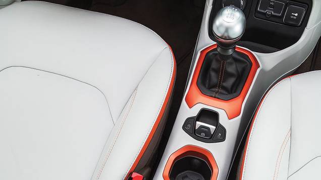 Freio de mão elétrico libera espaço | <a href="https://preprod.quatrorodas.abril.com.br/carros/impressoes/jeep-renegade-808905.shtml" target="_blank" rel="migration">Leia mais</a> Freio de mão elétrico libera espaço | <a href="https://preprod.quatrorodas.abril.com.br/carros/impressoes/jeep-renegade-808905.shtml" target="_blank" rel="migration">Leia mais</a>