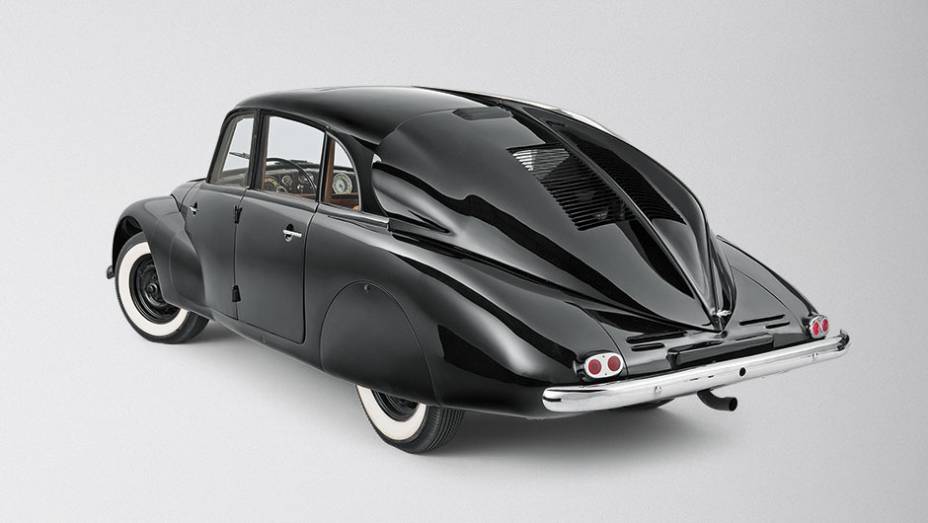 Cobertura sobre o motor atrapalhava a visão traseira | <a href="https://preprod.quatrorodas.abril.com.br/carros/classicos-grandescarros/tatra-t87-807769.shtml" target="_blank" rel="migration">Leia mais</a>