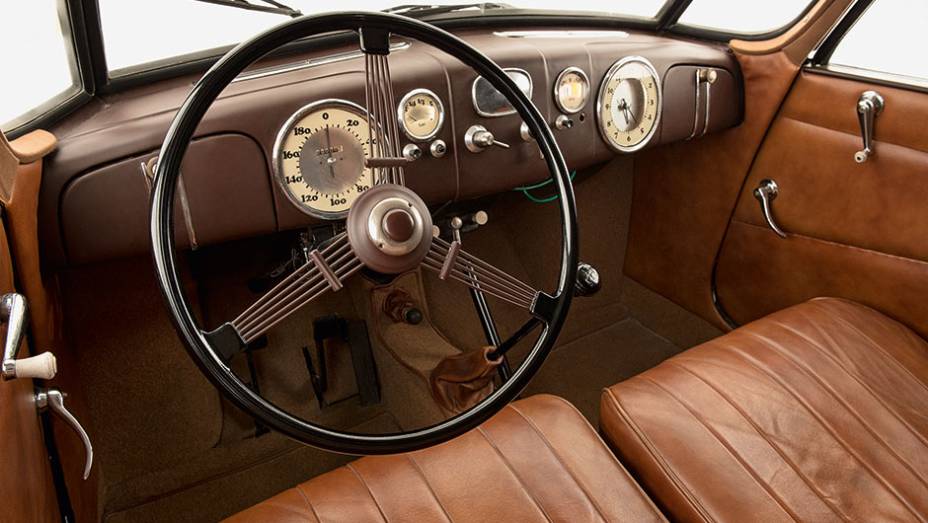O interior luxuoso do T87 seguia o estilo art déco, típico dos anos 20 e 30 | <a href="https://preprod.quatrorodas.abril.com.br/carros/classicos-grandescarros/tatra-t87-807769.shtml" target="_blank" rel="migration">Leia mais</a>