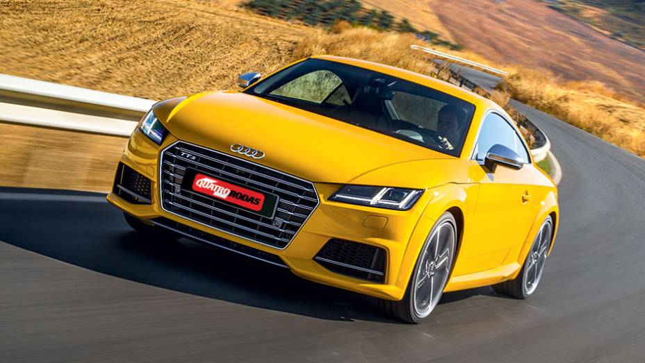 Agora a grade invade o para-choque e o logotipo está no capô | <a href="https://preprod.quatrorodas.abril.com.br/carros/impressoes/audi-tts-quattro-808968.shtml" target="_blank" rel="migration">Leia mais</a>