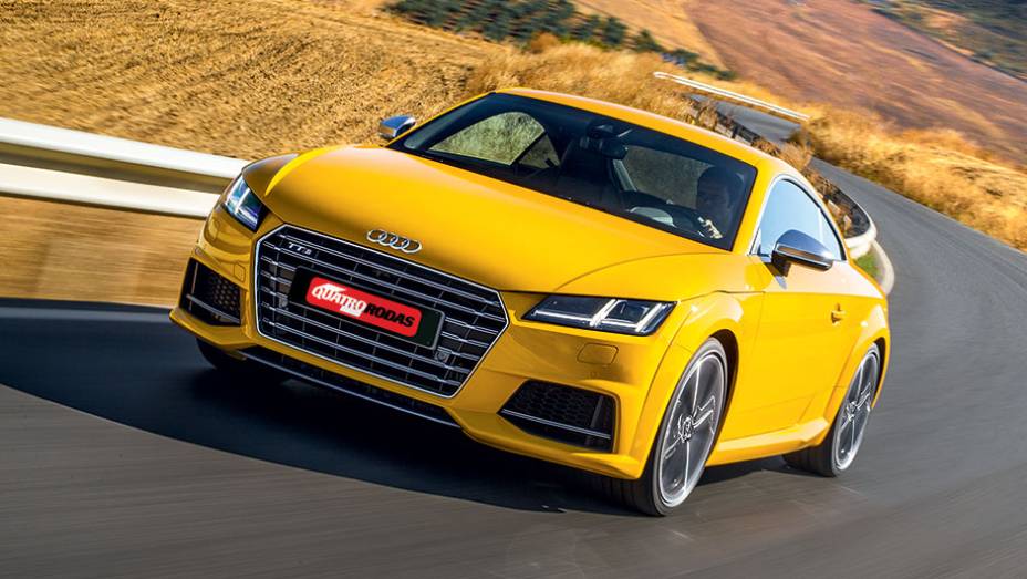 Agora a grade invade o para-choque e o logotipo est&aacute; no cap&ocirc; | <a href="https://preprod.quatrorodas.abril.com.br/carros/impressoes/audi-tts-quattro-808968.shtml" target="_blank" rel="migration">Leia mais</a>