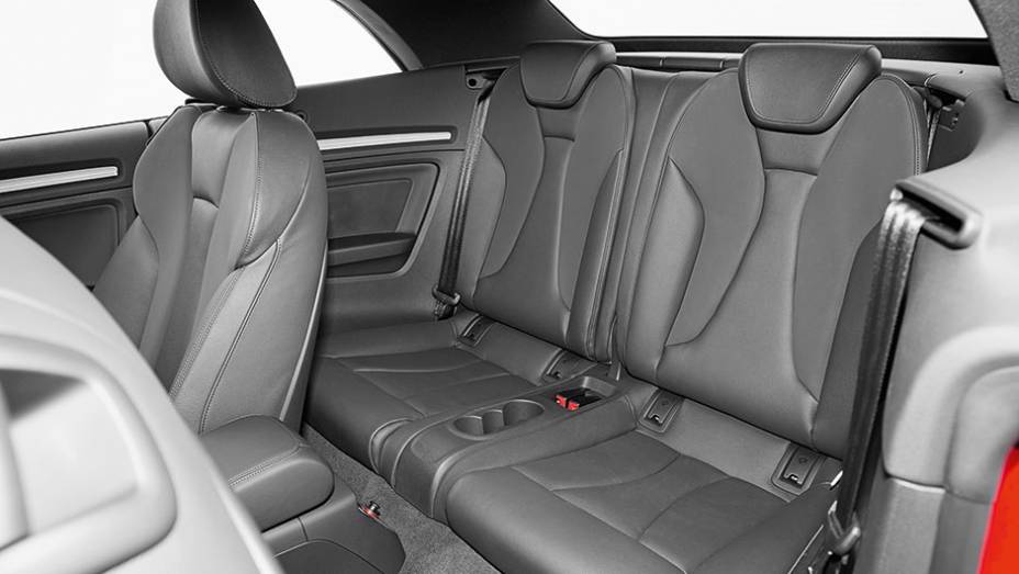Na traseira, espaço para dois convidados | <a href="https://preprod.quatrorodas.abril.com.br/carros/impressoes/audi-a3-cabriolet-813902.shtml" target="_blank" rel="migration">Leia mais</a>