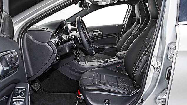 Bancos esportivos são revestidos de tecido | <a href="https://preprod.quatrorodas.abril.com.br/carros/comparativos/audi-q3-x-bmw-x1-x-mercedes-gla-816140.shtml" target="_blank" rel="migration">Leia mais</a> Bancos esportivos são revestidos de tecido | <a href="https://preprod.quatrorodas.abril.com.br/carros/comparativos/audi-q3-x-bmw-x1-x-mercedes-gla-816140.shtml" target="_blank" rel="migration">Leia mais</a>