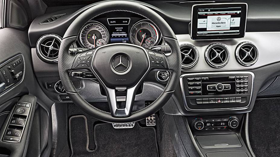 A alavanca do câmbio fica junto ao volante | <a href="https://preprod.quatrorodas.abril.com.br/carros/comparativos/audi-q3-x-bmw-x1-x-mercedes-gla-816140.shtml" target="_blank" rel="migration">Leia mais</a>