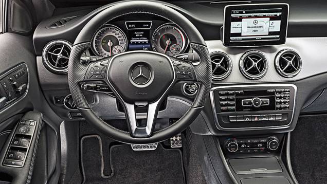 A alavanca do câmbio fica junto ao volante | <a href="https://preprod.quatrorodas.abril.com.br/carros/comparativos/audi-q3-x-bmw-x1-x-mercedes-gla-816140.shtml" target="_blank" rel="migration">Leia mais</a> A alavanca do câmbio fica junto ao volante | <a href="https://preprod.quatrorodas.abril.com.br/carros/comparativos/audi-q3-x-bmw-x1-x-mercedes-gla-816140.shtml" target="_blank" rel="migration">Leia mais</a>