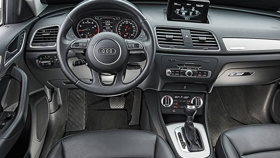 Só o banco do motorista tem ajuste elétrico. O ar-condicionado digital é dual-zone | <a href="https://preprod.quatrorodas.abril.com.br/carros/comparativos/audi-q3-x-bmw-x1-x-mercedes-gla-816140.shtml" target="_blank" rel="migration">Leia mais</a>