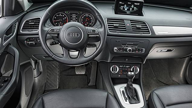 Só o banco do motorista tem ajuste elétrico. O ar-condicionado digital é dual-zone | <a href="https://preprod.quatrorodas.abril.com.br/carros/comparativos/audi-q3-x-bmw-x1-x-mercedes-gla-816140.shtml" target="_blank" rel="migration">Leia mais</a> Só o banco do motorista tem ajuste elétrico. O ar-condicionado digital é dual-zone | <a href="https://preprod.quatrorodas.abril.com.br/carros/comparativos/audi-q3-x-bmw-x1-x-mercedes-gla-816140.shtml" target="_blank" rel="migration">Leia mais</a>