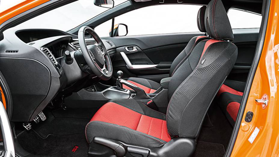 S&oacute; com duas portas, &eacute; dif&iacute;cil acessar os assentos de tr&aacute;s | <a href="https://preprod.quatrorodas.abril.com.br/carros/comparativos/honda-civic-si-x-vw-golf-gti-816112.shtml" target="_blank" rel="migration">Leia mais</a>