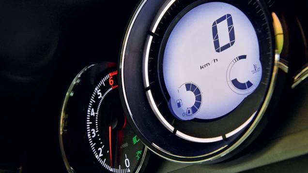 Velocímetro agora é digital, como na versão GT | <a href="https://preprod.quatrorodas.abril.com.br/carros/testes/renault-fluence-815921.shtml" target="_blank" rel="migration">Leia mais</a> Velocímetro agora é digital, como na versão GT | <a href="https://preprod.quatrorodas.abril.com.br/carros/testes/renault-fluence-815921.shtml" target="_blank" rel="migration">Leia mais</a>