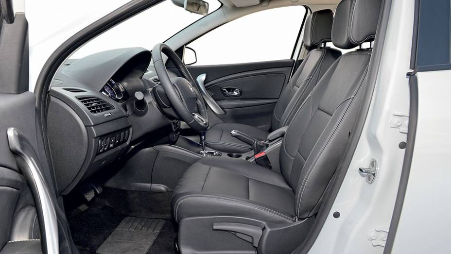 Bancos de couro s&atilde;o opcionais na vers&atilde;o Dynamique | <a href="https://preprod.quatrorodas.abril.com.br/carros/testes/renault-fluence-815921.shtml" target="_blank" rel="migration">Leia mais</a>