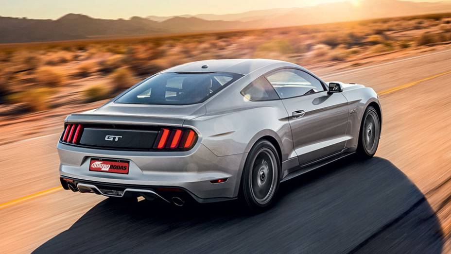 Lanterna com três elementos de cada lado remete às gerações anteriores | <a href="https://preprod.quatrorodas.abril.com.br/carros/impressoes/ford-mustang-2015-816081.shtml" target="_blank" rel="migration">Leia mais</a>