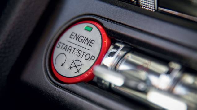 Motor com partida por botão (sem chave) | <a href="https://preprod.quatrorodas.abril.com.br/carros/impressoes/ford-mustang-2015-816081.shtml" target="_blank" rel="migration">Leia mais</a> Motor com partida por botão (sem chave) | <a href="https://preprod.quatrorodas.abril.com.br/carros/impressoes/ford-mustang-2015-816081.shtml" target="_blank" rel="migration">Leia mais</a>