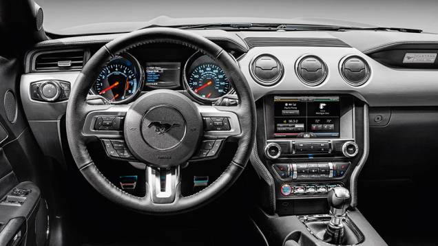 Versão avaliada, GT Premium, carregava quase todos os opcionais disponíveis | <a href="https://preprod.quatrorodas.abril.com.br/carros/impressoes/ford-mustang-2015-816081.shtml" target="_blank" rel="migration">Leia mais</a> Versão avaliada, GT Premium, carregava quase todos os opcionais disponíveis | <a href="https://preprod.quatrorodas.abril.com.br/carros/impressoes/ford-mustang-2015-816081.shtml" target="_blank" rel="migration">Leia mais</a>