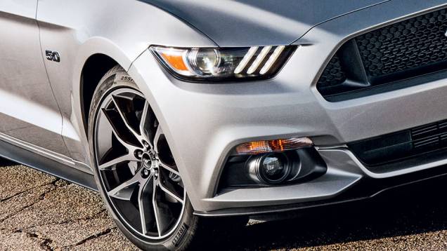 No farol, elemento circular remete às antigas gerações | <a href="https://preprod.quatrorodas.abril.com.br/carros/impressoes/ford-mustang-2015-816081.shtml" target="_blank" rel="migration">Leia mais</a> No farol, elemento circular remete às antigas gerações | <a href="https://preprod.quatrorodas.abril.com.br/carros/impressoes/ford-mustang-2015-816081.shtml" target="_blank" rel="migration">Leia mais</a>