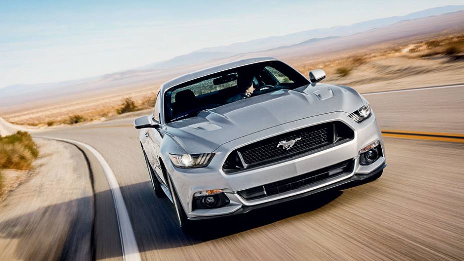 Formato da grade dá efeito de flutuação ao cavalinho Mustang | <a href="https://preprod.quatrorodas.abril.com.br/carros/impressoes/ford-mustang-2015-816081.shtml" target="_blank" rel="migration">Leia mais</a>