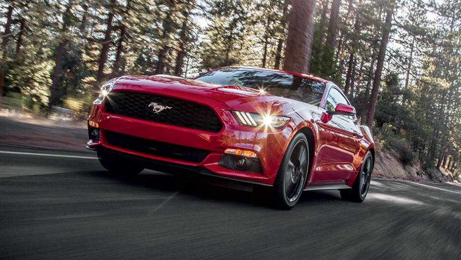 Diferente das versões V8, o Mustang EcoBoost não exibe a cilindrada do motor nos para-lamas dianteiros | <a href="https://preprod.quatrorodas.abril.com.br/carros/impressoes/ford-mustang-2015-816081.shtml" target="_blank" rel="migration">Leia mais</a>