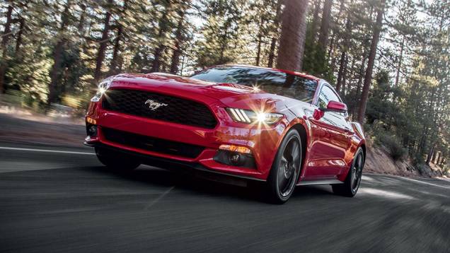 Diferente das versões V8, o Mustang EcoBoost não exibe a cilindrada do motor nos para-lamas dianteiros | <a href="https://preprod.quatrorodas.abril.com.br/carros/impressoes/ford-mustang-2015-816081.shtml" target="_blank" rel="migration">Leia mais</a> Diferente das versões V8, o Mustang EcoBoost não exibe a cilindrada do motor nos para-lamas dianteiros | <a href="https://preprod.quatrorodas.abril.com.br/carros/impressoes/ford-mustang-2015-816081.shtml" target="_blank" rel="migration">Leia mais</a>